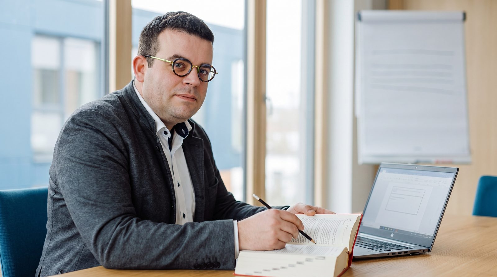 Rechtsunterlagen zur EU-KI-Verordnung auf einem Schreibtisch