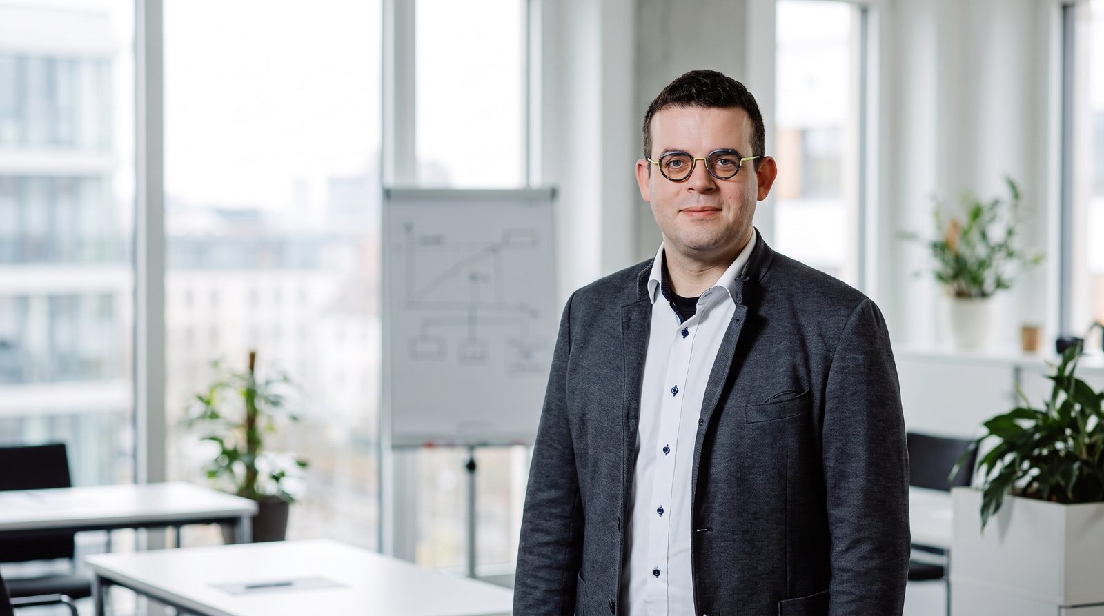 Felix Wilhelm, Inhaber von die-ki-agentur.de, in einem hellen Büro