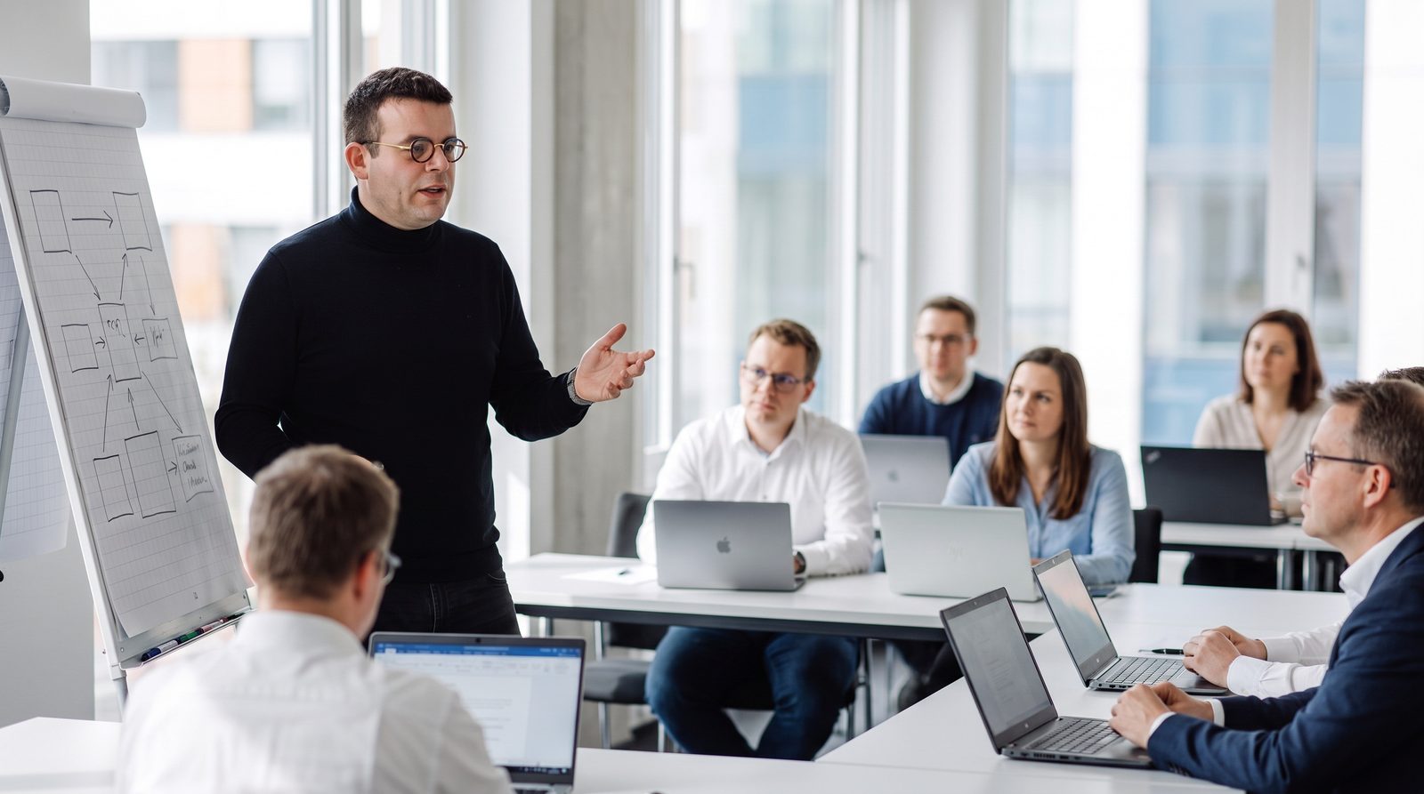 Felix Wilhelm erarbeitet mit einem Team Anwendungsfälle im Workshop