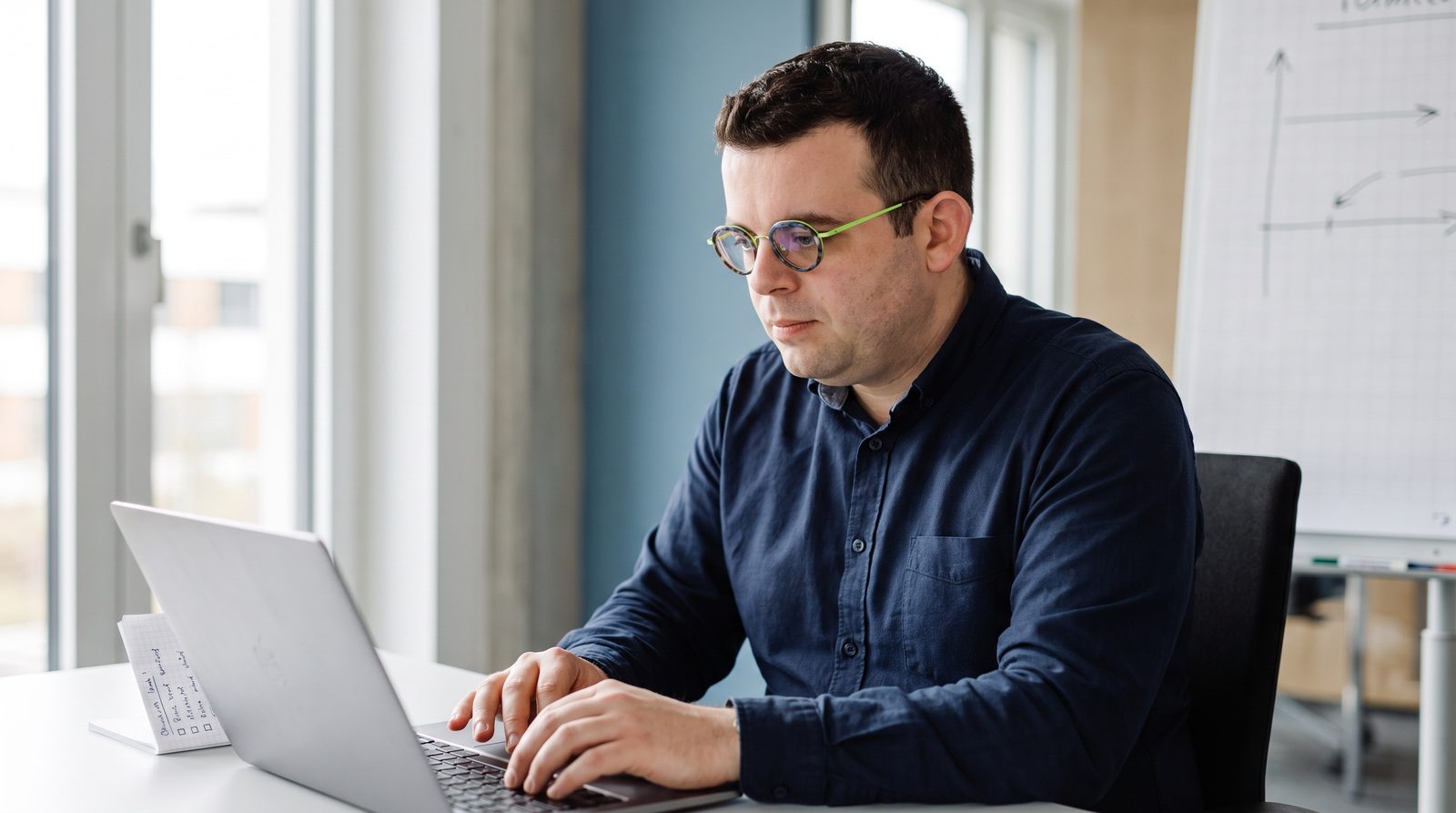 Felix Wilhelm formuliert am Laptop eine Anweisung für ein Sprachmodell