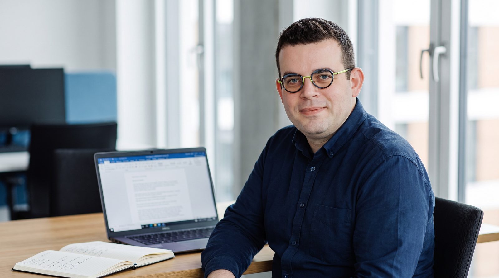 Analyse der Suchmaschinen-Sichtbarkeit am Laptop