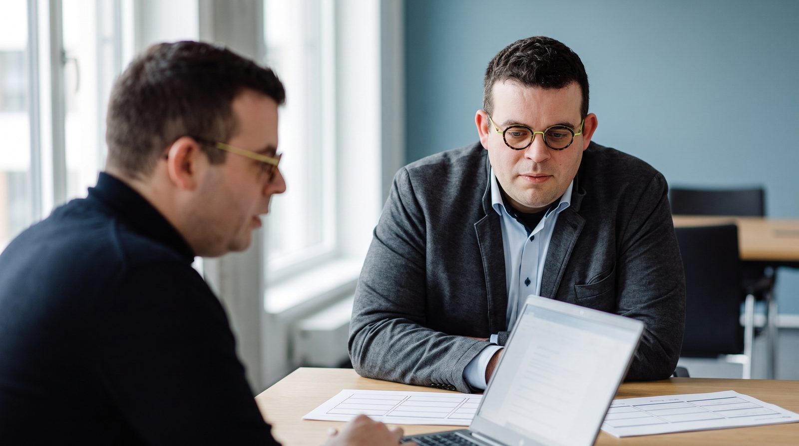 Beratungsgespräch zu einem KI-Projekt im Mittelstand