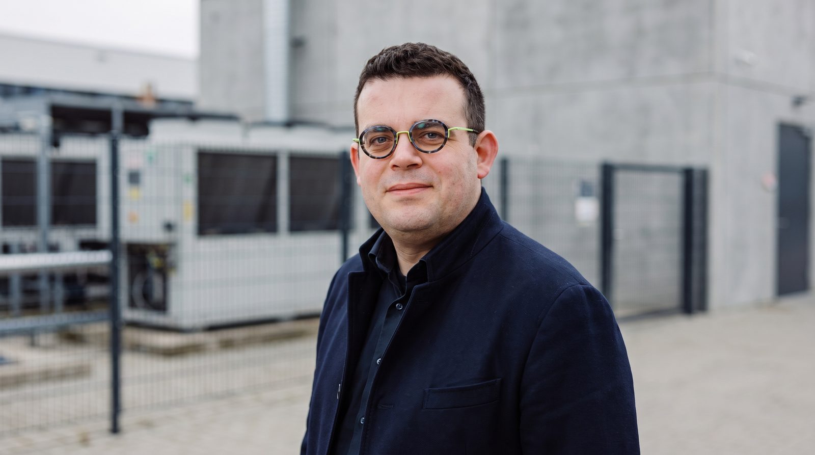 Felix Wilhelm vor einem Rechenzentrum in Deutschland