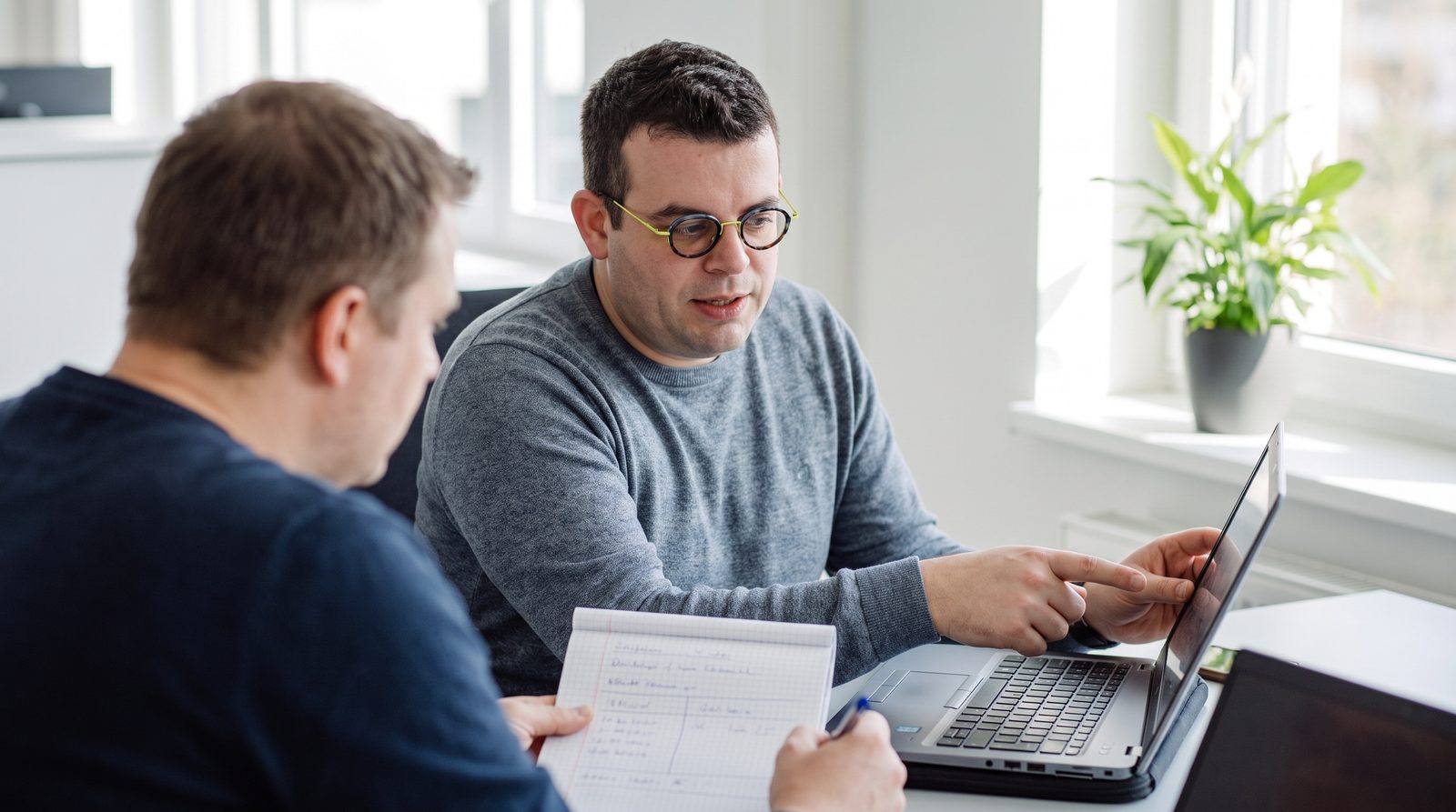 Person lernt am Laptop Prompt Engineering und macht Notizen