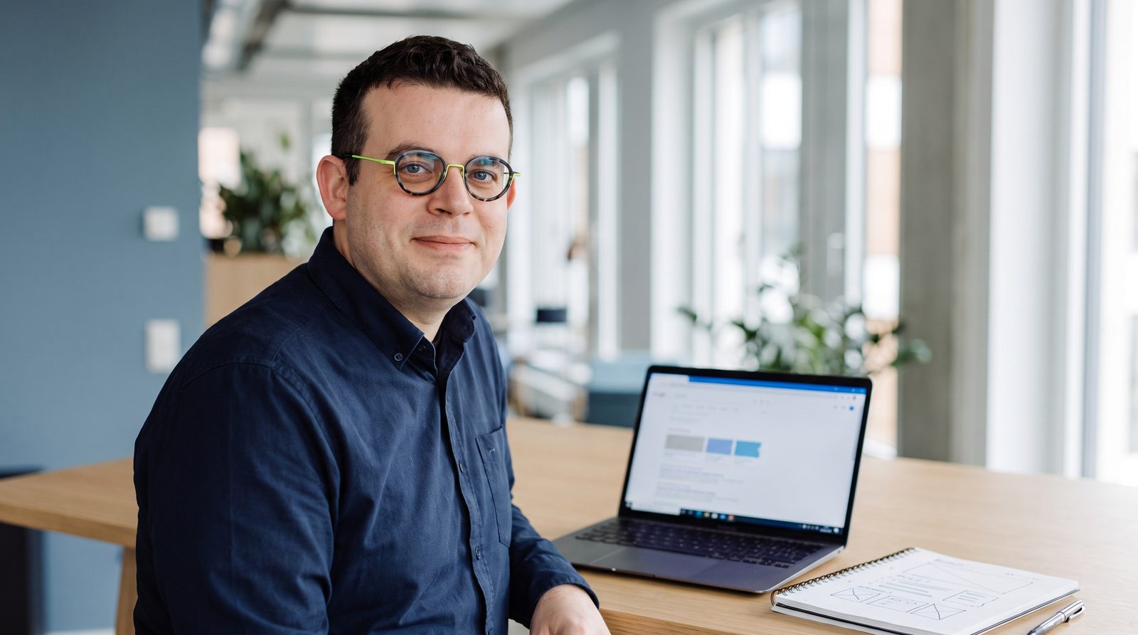 Prüfung der Sichtbarkeit in Suchergebnissen am Laptop