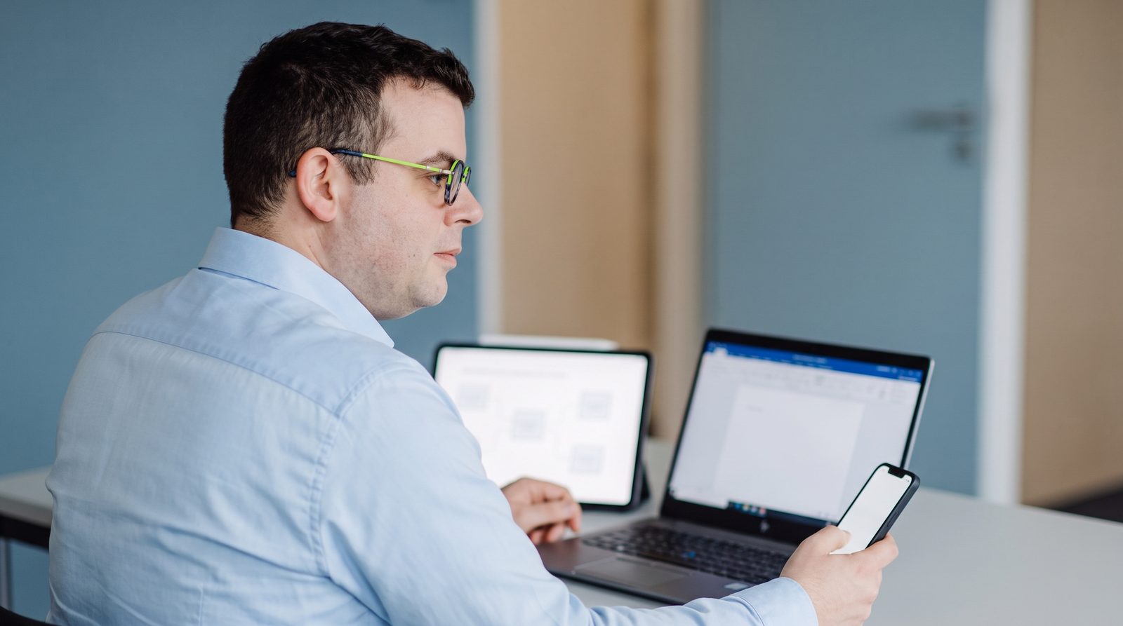 Arbeitsplatz mit verschiedenen KI-Werkzeugen