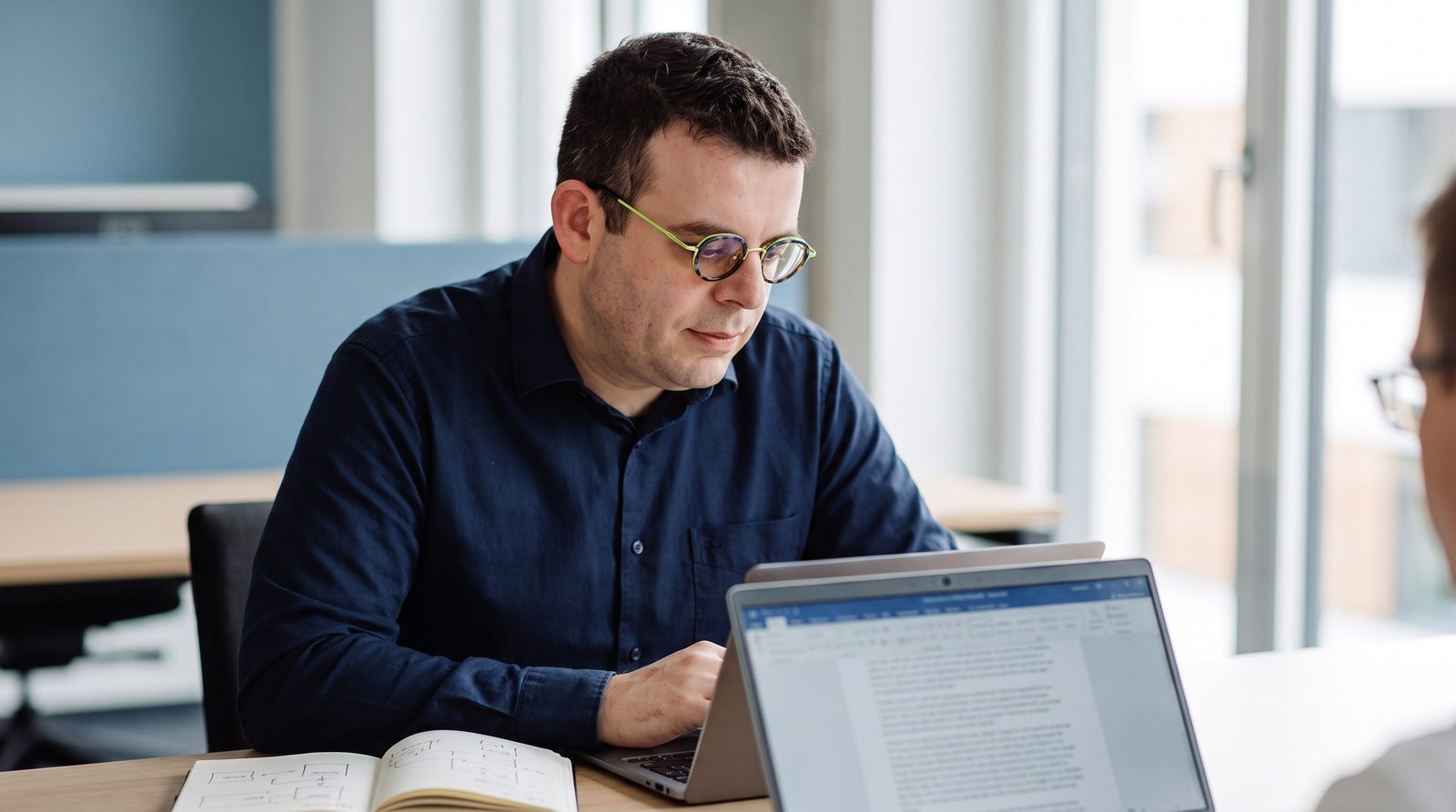 Felix Wilhelm prüft am Laptop eine generierte Antwort